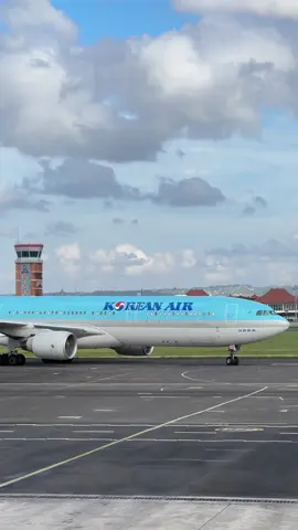 KOREAN AIR🇰🇷 A330-300 old livery😍 #koreanair #incheon #bali #airport #airplane #aircraft #airbus #aviation #foryou #fyp 