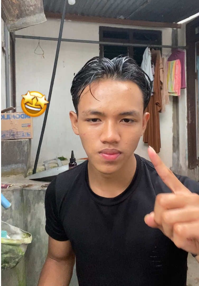 WOOWW🤯 klo kataku si sesuai lah sama harganya😱,btw gw beli sndri yaa,ya walaupun harganya lumayan mahal yaa tapi gw puas si sama ni produk,minyaknya tuh enteng di rambutt trs,baunya minim,hasilnyaa jugaa baguss ga bikin keset atau gmna gt,yaah mnrtku ini salah produk yang the real ada harga ada kualitas sii😁 #fyp #trending #xzybca #haircare #perawatan #rambut #hair 