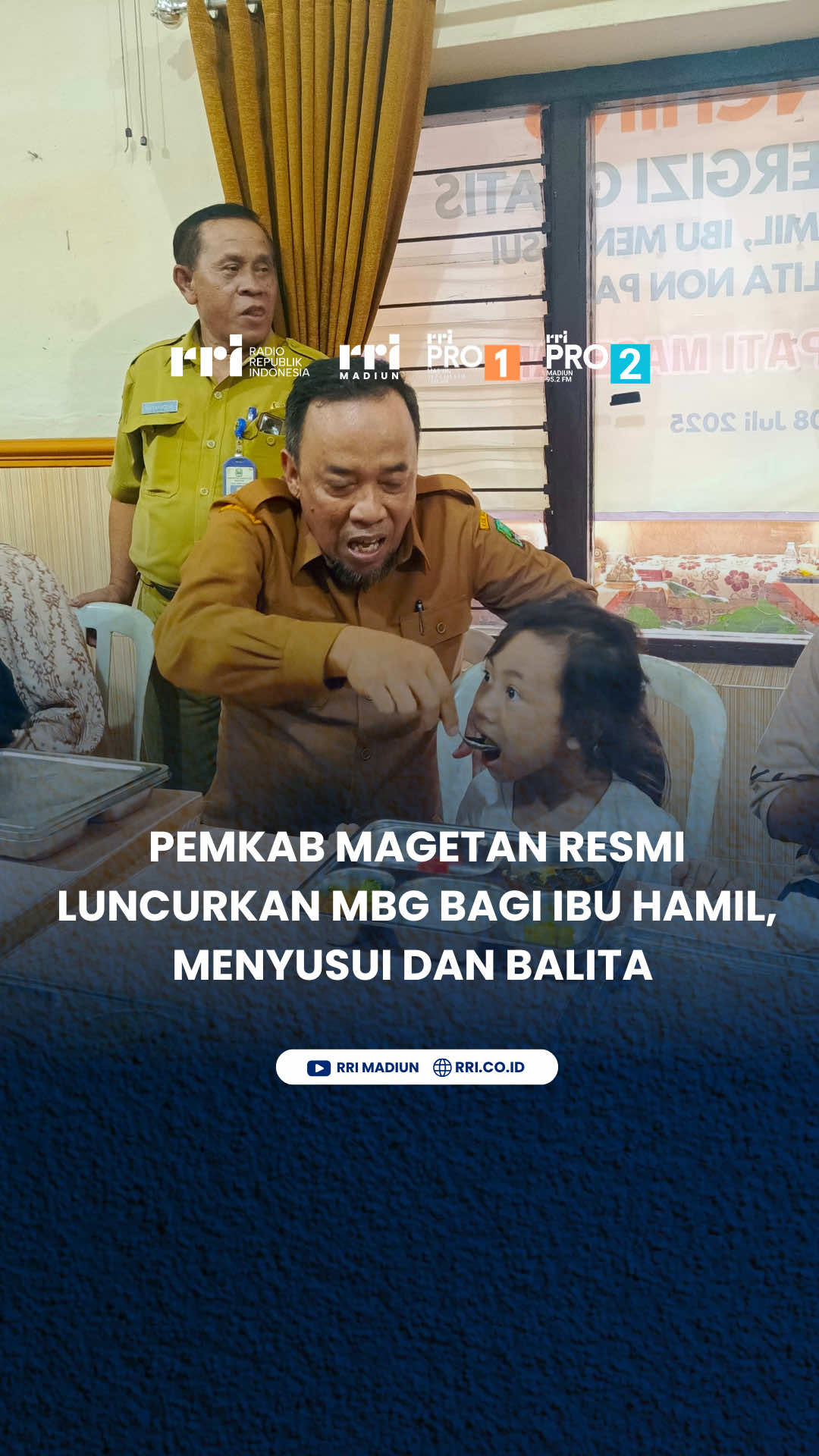 Pemkab Magetan Resmi Luncurkan MBG Bagi Ibu Hamil, Menyusui dan Balita  KBRN, Magetan: Pemerintah Kabupaten Magetan secara resmi meluncurkan Program Makanan Bergizi Gratis (MBG) yang ditujukan bagi Ibu Hamil, Ibu Menyusui, dan Balita Non-PAUD (kelompok B3), pada Selasa siang, 8 Juli 2025. Acara peresmian dilaksanakan di Balai Kelurahan Tambran, Kecamatan Magetan, sebagai bagian dari komitmen daerah dalam mendukung upaya nasional menurunkan angka stunting. Wakil Bupati Magetan, Suyatni Priasmoro saat peluncuran menyampaikan bahwa kelompok ibu hamil, ibu menyusui, dan balita adalah pondasi awal terbentuknya generasi unggul. Oleh karena itu, perhatian serius dari pemerintah terhadap ketiga kelompok ini sangat dibutuhkan. “ “Pemerintah memamndang penting 3 kelompok tersebut. Sasaran pokoknya penurunan stunting di tiap  daerah untuk jangka menengah. Untuk jangka panjangnya tentu untuk membangun SDM yang unggul dan berdaya saing,” ujar Suyatni di tengah peluncuran. Klik rri.co.id untuk informasi lebih lanjut. Dengarkan siaran RRI dan dapatkan berita terkini dengan download aplikasi RRI Digital dan RRI News di App Store dan Google Play. #rri #rrimadiun #rridigital #magetan #mbg 