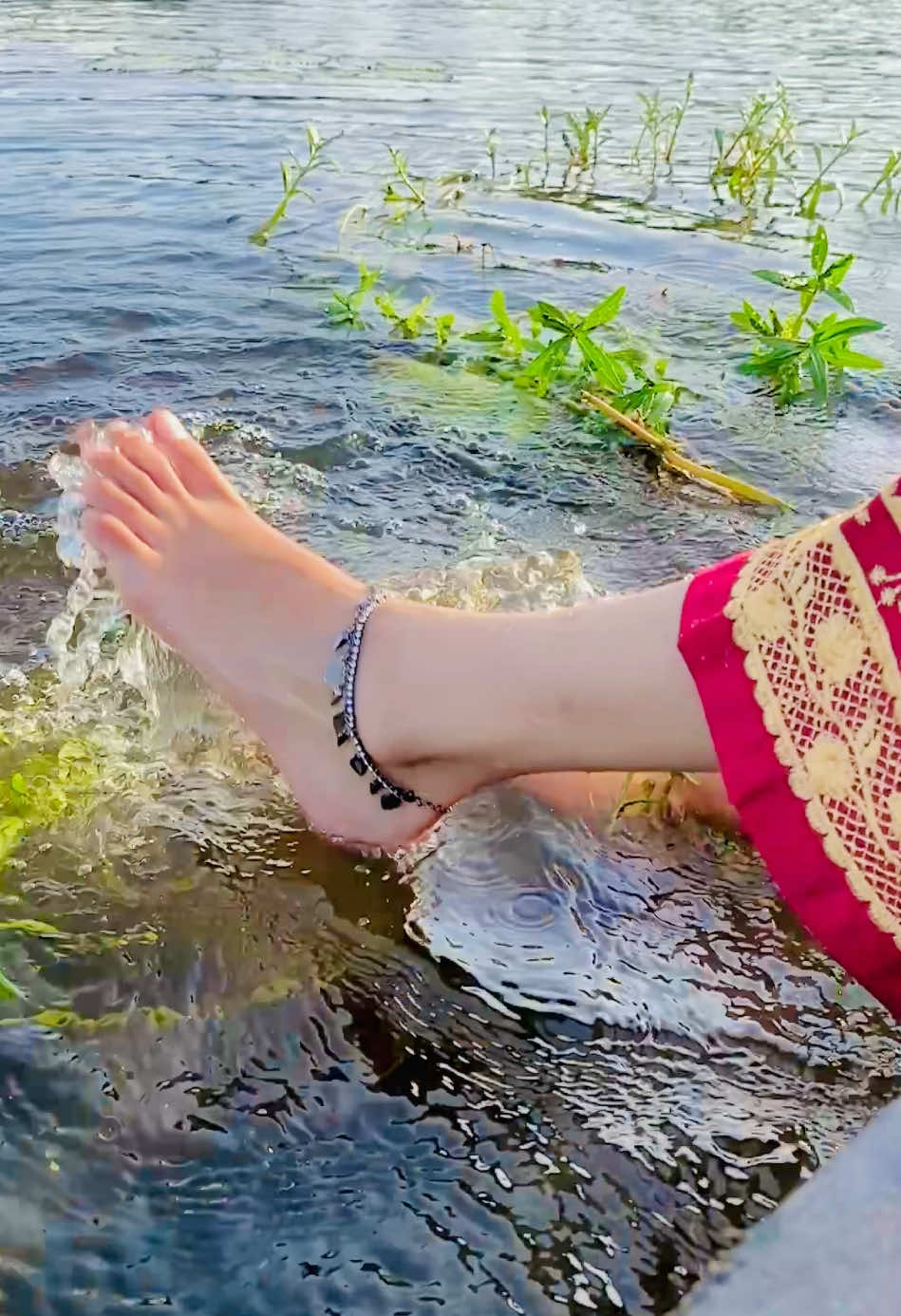 নিজের সমস্যা আমি নিজের মধ্যেই রাখি। খুব বাধ্য হয়ে শুধু সমাধানের আশায় দুই এক জনের সাথে শেয়ার করে দেখেছি ফলাফল শুন্য, আমি চুপ থাকা শিখেছি।  জীবনে অনেকটা পথ পাড়ি দিয়ে এই পর্যায়ে এসে আমার চারপাশে তাকিয়ে দেখি - আমার জীবনে স্বল্পস্থায়ী কিছু নেই। ভেতরে ঈর্ষা, হিংসা, লোভ আর ক্ষতি করার মানসিকতা লুকিয়ে রেখে বন্ধুর মুখোশ পরে নিজের পীঠ বাঁচিয়ে পুরোপুরি ধ্বংস করে দেয়ার চেষ্টা করা মানুষ্কেও নিশ্চিত জেলের ভাত খাওয়াতে পারছি জেনেও সময়ের হাতে ছেড়ে দিয়েছি। আমার মনে হয়েছে, এদের জীবন ই তো এদের জন্য সবচেয়ে বড় শাস্তি! #foryou #youki #foryoupage #unfrezzmyaccount #growmyaccount✅ #fypシ゚viral #viralvideo #view 