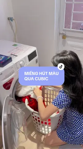 Bà nào mà còn đang cặm cụi phân đồ trắng đồ màu ra giặt riêng thì phải xem ngay clip ngày của MT nha, có miếng hút màu Qua Cubic là khỏi mất công luôn @QUACUBIC VN #tranlemaithuong #mtreview #LearnOnTikTok #quacubic #quacubicvn #mienghutmau #chonglemmauquanao  #hutmauquacubic #thbg