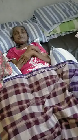 Sayangilah ibumu,  Selagi sama-sama masih bisa saling tersenyum, Sebelum kamu hanya menangis sendirian 🥹 Alfatiha 🤲 #ibu #birulwalidain 