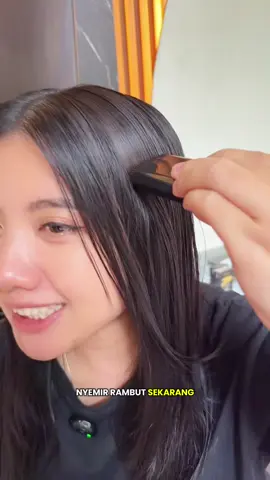 Nyemir rambut sekarang gak pakai ribet lagi, krn ada Hair Stick ini, tinggal oles udah ada sisirnya jd gak perlu bantuan orang lain juga 🤩 #hairstick #hairsticks #semiruban #semiruban #semirubanpraktis #semirpraktis #haircolor 