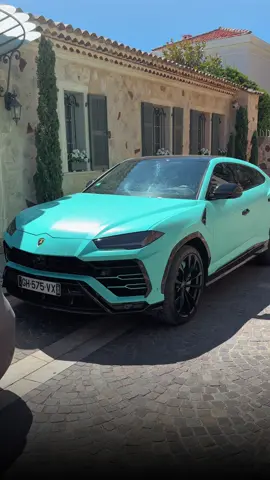 Urus covering bleu dans Cannes 💙 | Energie Essence Puissance commerciale 650 ch Puissance fiscale 59 CV Consommation mixte 12,7 L/100 Km Emission de CO2 290 g/km G Boîte de vitesses Automatique Carrosserie 4*4/SUV/Crossovers , prix de départ 220 000 euros || #viral #fyp #capcutedit #capcut_edit #frejus #cannes #carspotting #pourtoi #urus #lamborghini #spot #Lifestyle 