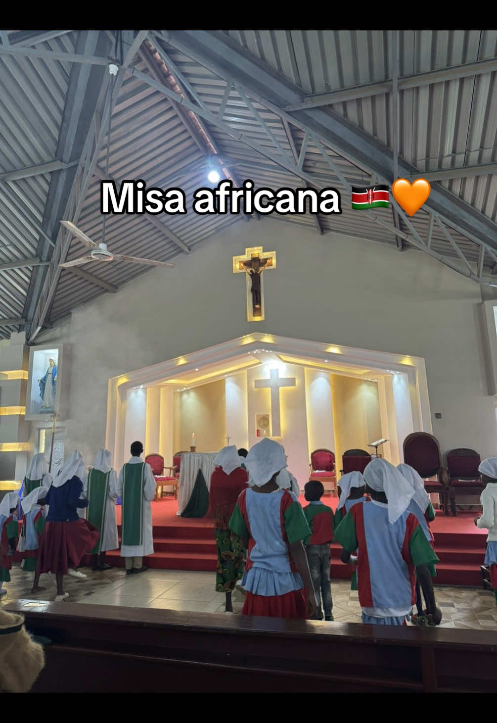 Las misas más alegres del mundo!! 🇰🇪💛  #kenya #misioneroscatolicos #volunteeringinafrica 