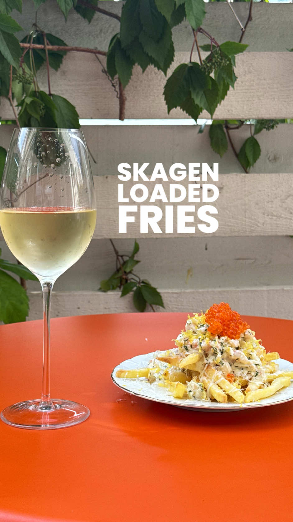 Skagen loaded fries ja kuplat 😮‍💨. Täydellinen tällaisiin helteisiin! Skagen: 300g pilkottuja katkarapuja 2 rkl majoneesia 2 rkl smetanaa tai creme fraichea 1 tl piparjuurta 1 rkl Dijon sinappia 1/2 pieni sipuli Tilliä  Sitruunaa  Suolaa #skagen  #fries #loadedfries #resepti  