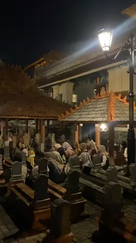 Nak wis podo rene tandane opo? 😊 #sunankudus #menarakudus #makamsunankudus #walisongo #ziarahwalisongo #ziarah #kuduspride #kudus24jam #kudus #foryoupage #fyp #fypp 