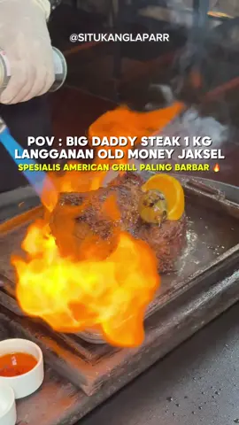 POV : BIG DADDY STEAK 1 KG LANGGANAN OLD MONEY JAKSEL 😱 SPESIALIS AMERICAN GRILL PALING BARBAR 🔥 📍Lokasi ada di video Gara gara nyasar di tengah gedung perkantoran di Kuningan ✨ Akhirnya jadi tau ternyata ada steakhouse dengan spesialis American grill yang mantep nih ‼️ Mereka punya Big Daddy Steak yang pake 1 Kg US Prime Lean Rib Eye 😱 Dagingnya lembut, juicy, dengan siraman au jus sauce dan caramelize onion yang mantep 👌 Asli sih dijamin bakal ketagihan dan seru buat makan rame rame ‼️ Cuss buruan kesini ya 🙌 #kuliner #kulinerjakarta #foodies #foodvlogger #fyp #foryourpage #jakartafoodies #makan #steak #steakhouse #kulinerjakartaselatan #jakartaselatan #jaksel #kuningan #bar #grill #bigdaddy #bluegrass #situkanglaparr #viral 