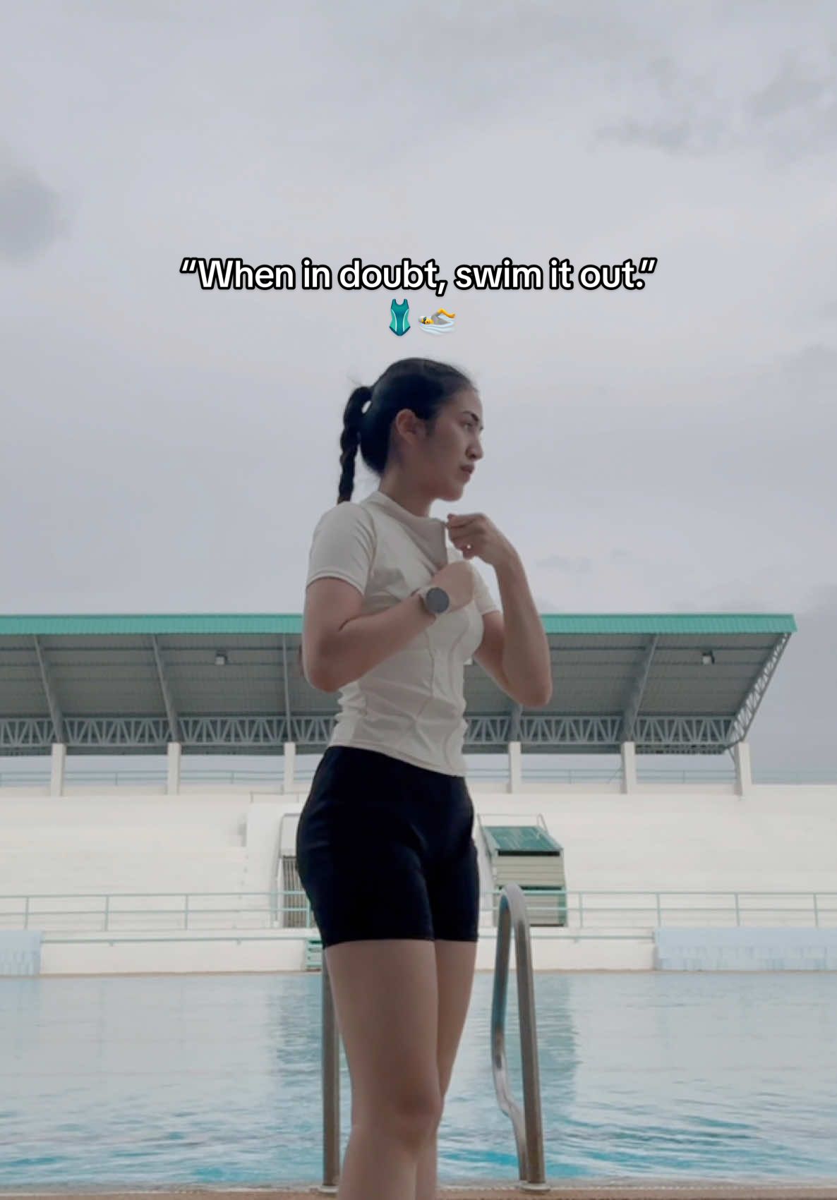 เข่าไม่หายซักทีก็อยู่กับน้ำก่อน😂 #swimming #therapy 