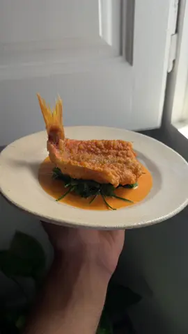 Salmonete en tempura con salsa de chorizo y aromáticas.  Feliz domingo,  blancooks