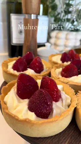 Böyle bir lezzet tat olamaz kızlar deneyin dua edersiniz ve hep yapmak istersiniz ❤️ ~GÜVEÇ TART~ Hamur için; 1 yumurta 100gr tereyağ 1 çay bardağı sıvıyağ 1 su bardağı pudra şekeri 1 paket vanilya 1 silme çay kaşığı kabartma tozu 3-4 su bardağı un ( kontrollü ekleyin) Hepsini karıştırıp ele yapışmayan hamur elde edelim. Hamuru 6 parçaya eşit bölelim Tereyağ ile güveç kaplarını yağlayalım. Güveç kaplarına hamuru yayıp tabanını çatalla hava alması için delelim. 180 derecelik fırında 25 dk pişirelim.( fırına göre değişir kızarana kadar pişirin) Krema için; 3 su bardağı süt 2 yemek kaşığı nişasta ( hafif tepeli) 2 yemek kaşığı un ( hafif tepeli) 2 yumurta sarısı 1 vanilya 1 çay bardağı toz şeker  1 paket toz kremşanti Vanilya ve toz şanti hariç tüm malzemeleri tencerede karıştırıp pişirmek için ocağa alalım. Kıvamı koyulaşınca kapatıp vanilya ekleyip karıştıralım sonra cam kaseye alıp üzerini streçle kapatalım. Tamamen oda ısısına gelince şantiyi ekleyip 5 dk çırpalım. Kremayı sıkma torbasına koyup tartlara sıkıp süsleyelim. Dilediğiniz meyveyle süsleyebilirsiniz. Afiyet olsun 💕🥰 #tart #tatlı #tatlıtarifleri #keşfet #keşfetteyizzz #sunum #fyp 