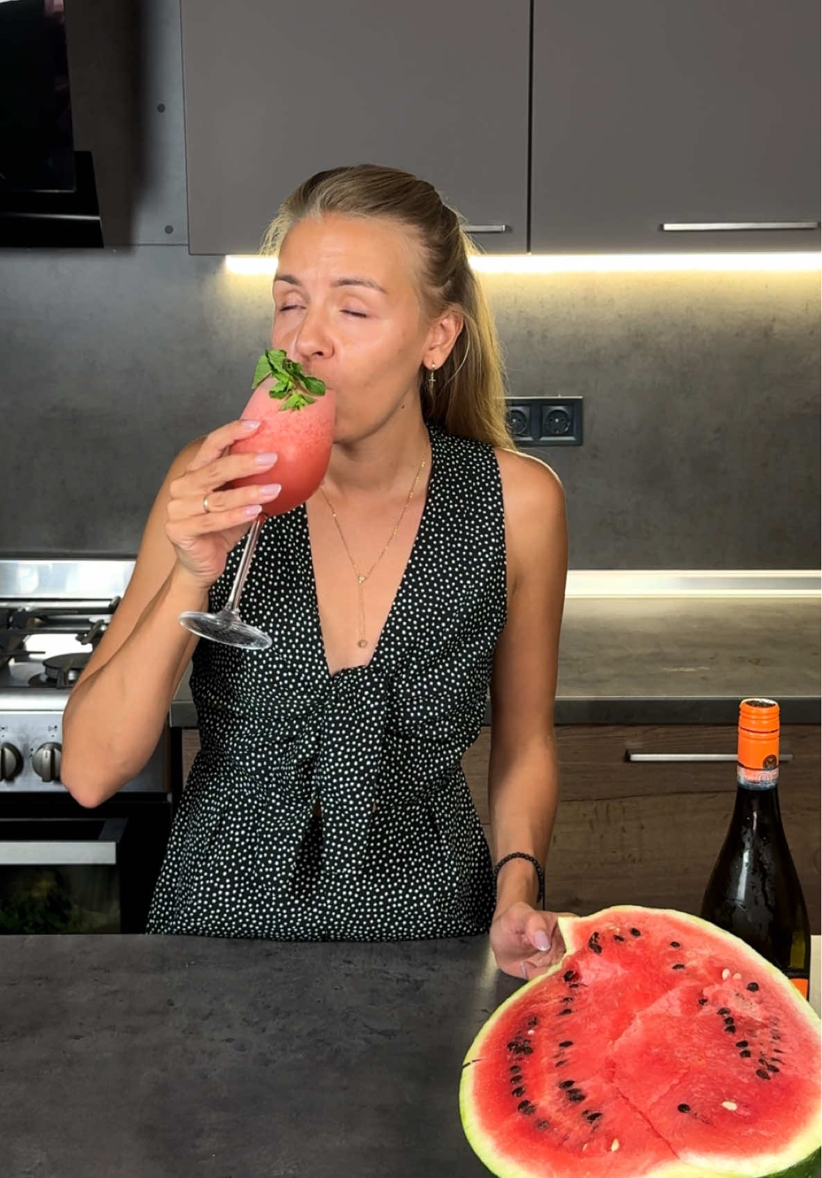Кавун, лимон, просеко і лід — удосконалена окрошка! 🍉🍋🥂 Цей коктейль — як літо в бокалі: холодний, свіжий і ніби кричить «ще одну склянку!» 😎 А ви що п’єте в спеку? Напишіть свій улюблений коктейль — може, я щось повторю 🍹👇 #ЛітоЗЕмілі #коктейльдня 