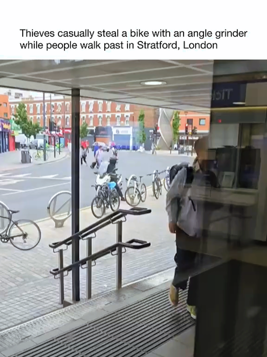 Thieves casually taking the piss #viralvideos #entertainment #crimevideo #theft 