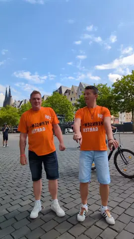 Zug zum Fernsehgarten fährt nicht? Kein Problem. Immer gute Laune, egal ob Kiwi mit oder ohne uns dreht... Und wer auch immer sich dazu entscheidet, lass die anderen am Leben teilhaben. #zdffernsehgarten #köln #mainz #verpasst  #duhastdenfarbfilmvergessen #heumarkt #dom #kiwi #blosmerjet #hackfleisch #deutschebahn #db