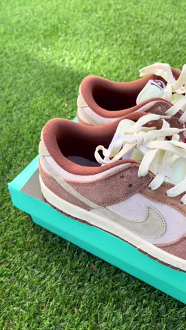 👟 Nike Dunk Low Medium Curry Lançado em 2021, esse Dunk resgata as raízes do basquete dos anos 80 com um toque moderno. O suede premium, os tons terrosos e o visual retrô fizeram dele um dos mais desejados da linha! 🔥 Ícone entre sneakerheads #NikeDunk #MediumCurry #SneakerHistory #DropRaro #TênisEstilo