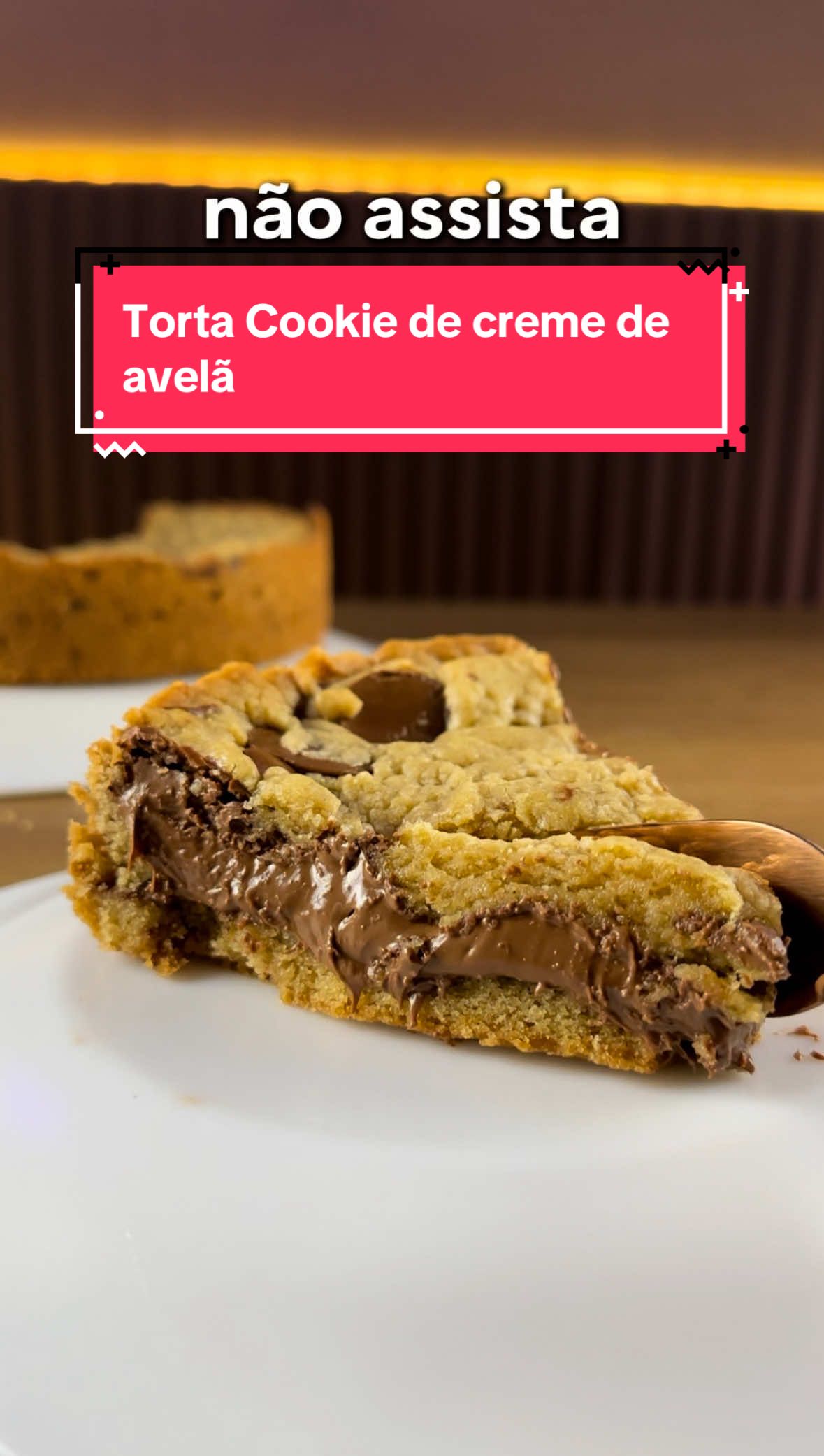 PARE DE ASSISTIR, CASO NÃO SEJA A PESSOA CERTA! TORTA COOKIE DE NUTELLA 😋 #receitasimples #receitafacil #sobremesa #receitacaseira #doces  • • ⚠️(ingredientes)⚠️ 200g de Nutella 100g de manteiga 50g de açúcar Mascavo 50g de açúcar cristal 1 OVO 200g de farinha chocolate picado 1 col. de bicarbonato