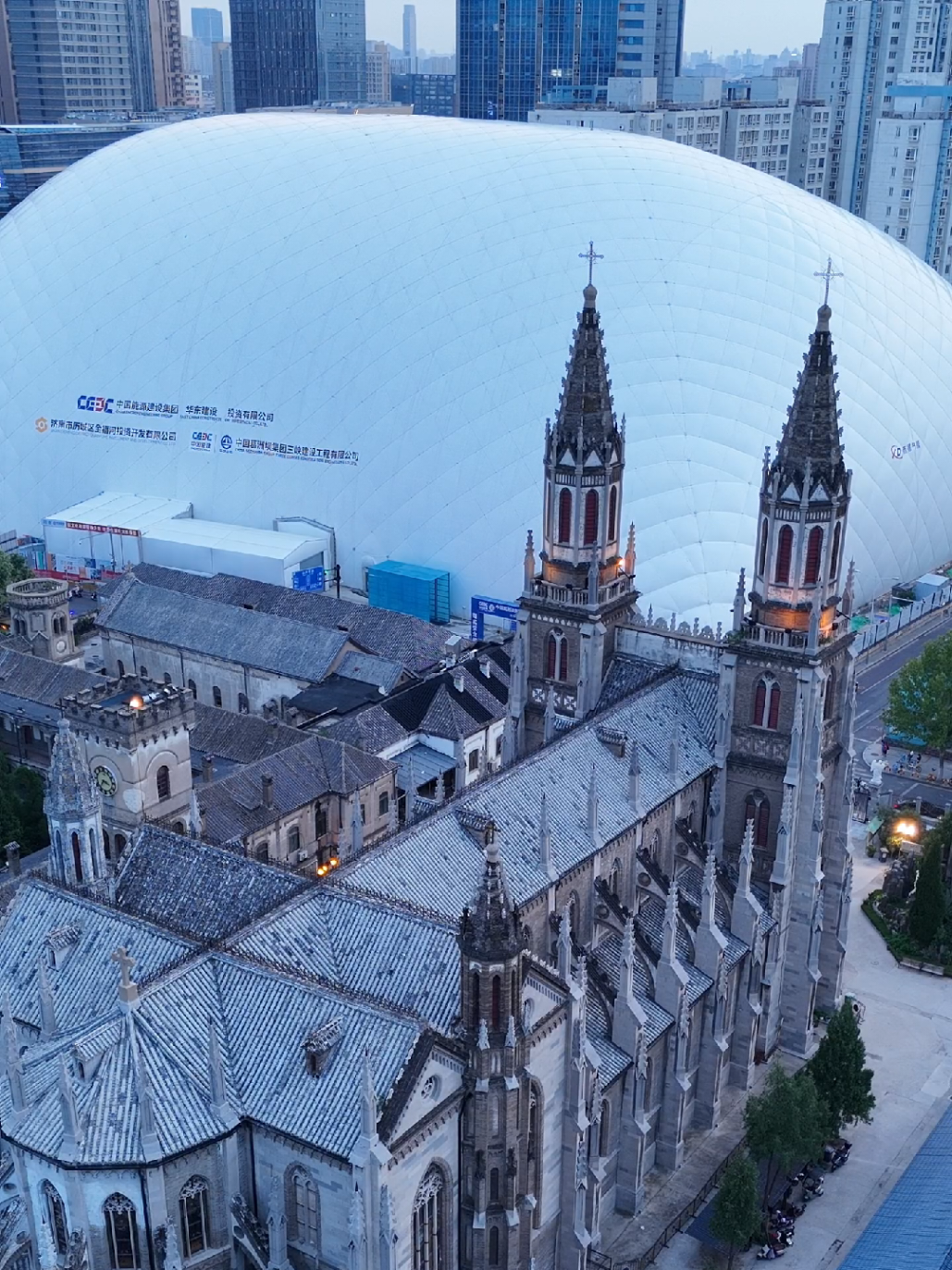 Inflatable dome  in Jinan, China. This is a construction site located in the city center, where Inflatable can isolate noise and dust.