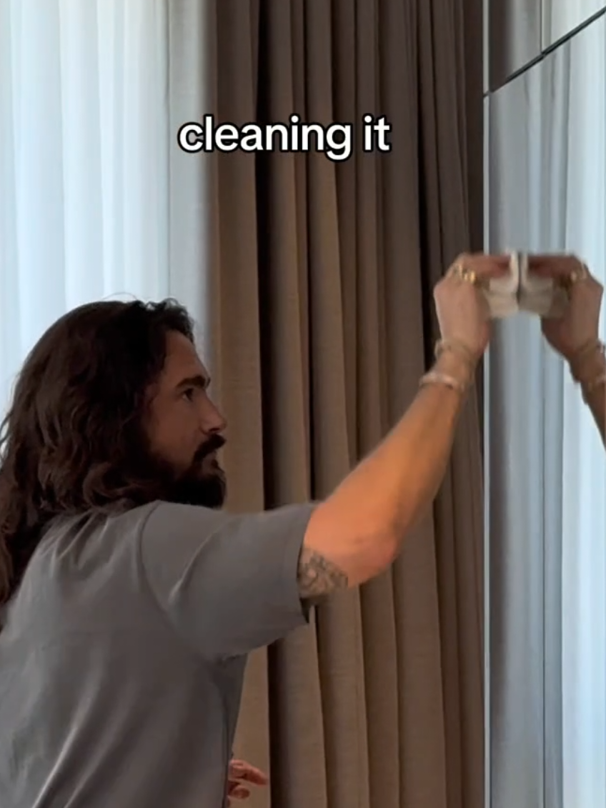 Whatever it takes to create a good challenge! 💪✨️ #ILoveMyselfChallenge #HowToLove #NewMusic #TokioHotel #SongOfTheSummer