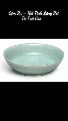 Một chiếc đĩa không hoa văn. Không họa tiết. Không sắc màu rực rỡ. Chỉ có lớp men xanh nhạt – nhẹ như khói sớm, mỏng như tơ trời, tĩnh như lòng người đã buông. Chiếc đĩa ấy là gốm Ru – nét đẹp thuần khiết nhất mà đất có thể hóa thân. Không kể về quyền quý, không cần đến thời gian để chứng minh, nó tồn tại như một hơi thở trong sáng, một khoảnh khắc ngắn ngủi… mà đủ khiến tâm dừng lại. 📿 Núi Cổ Vật kính mời bạn thưởng lãm – Một vệt sáng của cổ nhân, rơi xuống giữa cõi vô thường.#covat #khampha #phatphapnhiemmau #phongthuy 