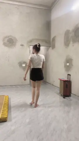 Ngủ nhà mới tuy nằm chiếu cũng thấy vui  chỉ thấy nợ