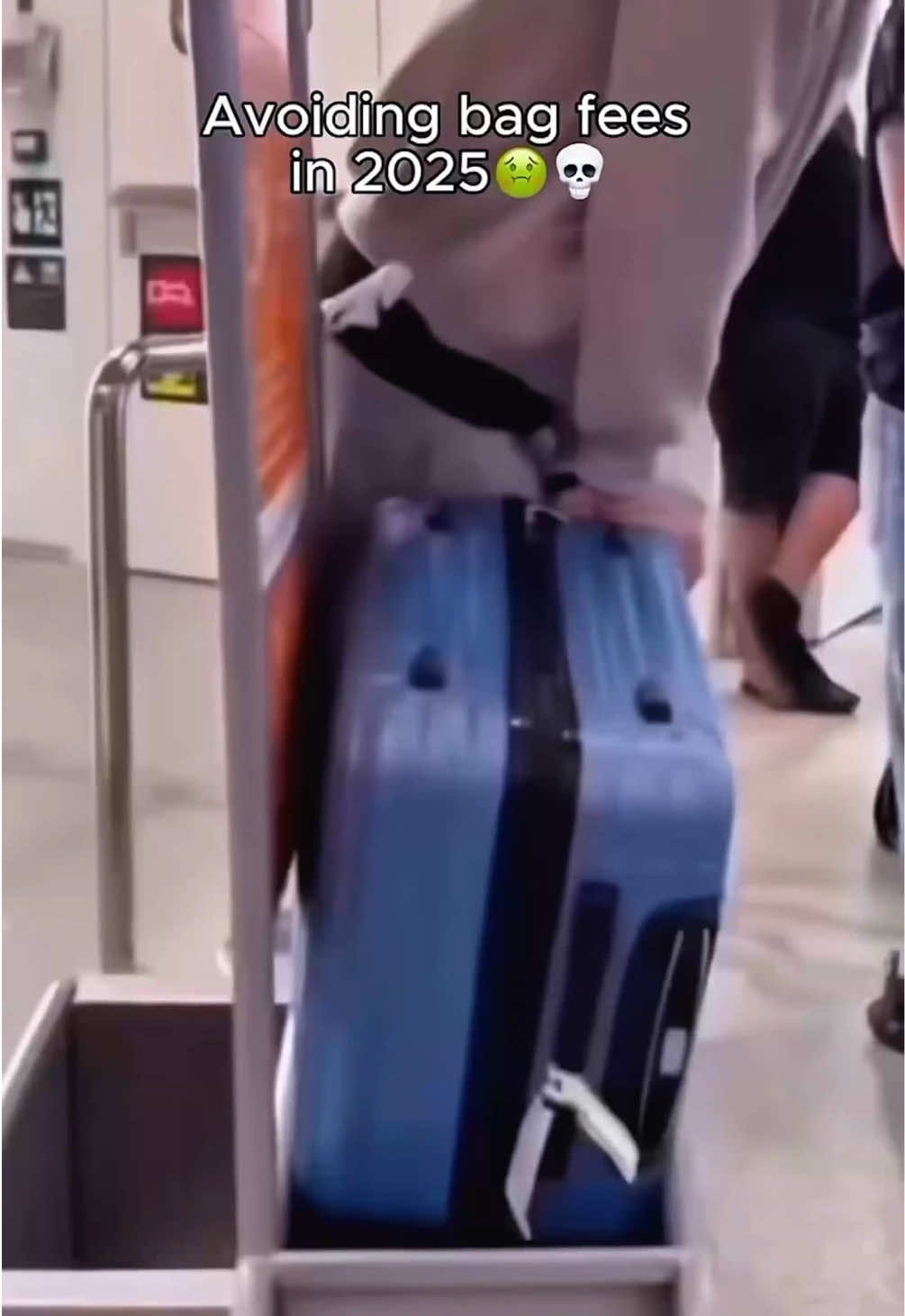 Say NO MORE To Baggage Fees💰 #travel #travelhacks #travelbag 