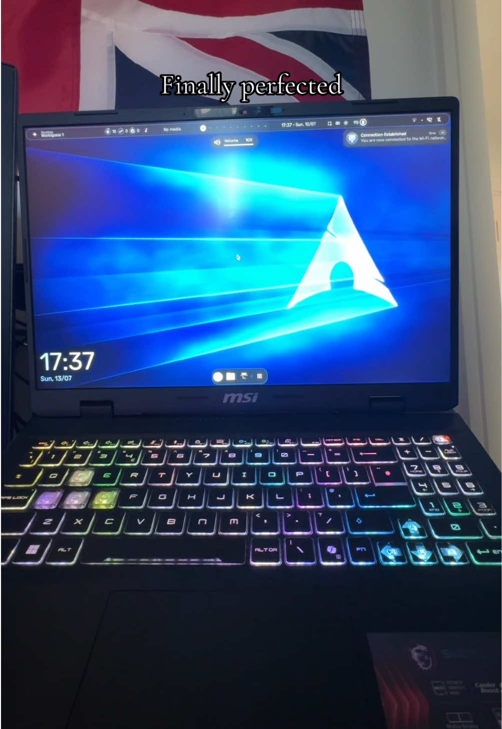 (THIS IS END4 RICE BTW, NOT MINE) Turns out I was using a older Version of the Hyprland Theme I got lol, also yes I’m using Gnome Logon Screen cuz it looks good | #fyp #linux #archlinux #arch #hyprland #Tech #techtok 