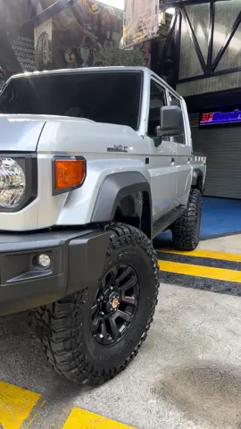 Hermoso Land cruiser serie79 con todos sus hierros Pregunten sin compromiso!  Tenemos todos en acesorios para tu vehículos! #nitto #mickeythompsontires #oldman #venezuela #viral #landcruiser #serie79 #tireshop #4x4 #merida #Venezuela #1gr #ventas #duracover #regueton 
