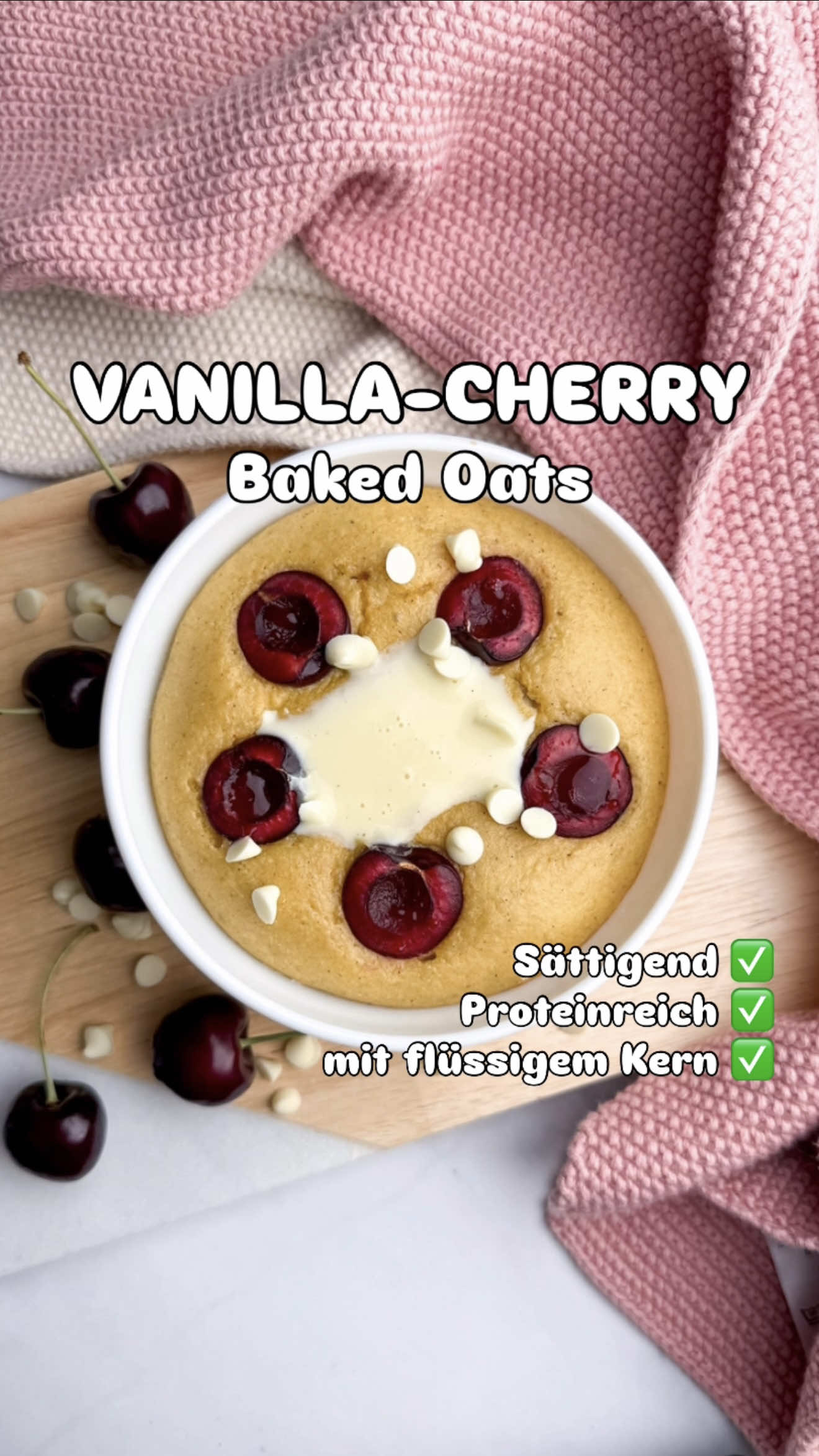 ⬇️ Vanilla-Cherry Baked Oats 🍒😍 Warmer Haferkuchen trifft cremige Vanille & saftige Kirschen 🤤🫶🏻 ✅ Sättigend ✅ Proteinreich ✅ mit flüssigem Kern Nährwerte: 390 kcal • 28 g P • 45 g KH • 8 g F ⸻ Zutaten: 50 g Instantflocken (z. B. Kölln) 20 g More Protein Sahne* 2 Scoops Chunky Vanilla Perfection* 15 g Joghurt 1,5 % Fett 100 ml ungesüßte Mandelmilch 3 g Backpulver 50 g Vanille Protein Pudding (z. B. Dr. Oetker) 6 frische Kirschen 5 g Light Schokodrops weiß* *alle mit Stern markierten Produkte gibt’s bei morenutrition.de – mit dem Code „JULE“ sparst du immer maximal 🫶🏻 | Anzeige ⸻ Zubereitung: 1️⃣ Instantflocken optional in einem Mixer fein mahlen (für „glatte“ Baked Oats). 2️⃣ Dann mit More Protein Sahne, Chunky, Joghurt, Mandelmilch und Backpulver zu einem glatten Teig verrühren. 3️⃣ Die Hälfte des Teiges und die Hälfte der Kirschen in eine ofenfeste Bowl geben, Proteinpudding mittig einfüllen und mit dem restlichen Teig bedecken. 4️⃣ Restliche Kirschen leicht eindrücken und für ca. 25 Min. bei 175 °C (Ober-/Unterhitze) backen. 5️⃣ Warm aus dem Ofen holen und mit weißen Light Drops toppen – genießen! 😍 Speichern, ausprobieren & mich gern auf Deiner Kreation verlinken 🥰  Deine Jule ❤️ ⸻ #bakedoats #vanillaoats #kirschkuchen #kalorienarmerezepte #proteinreich #fitfrühstück #highproteinmeal #chunkyflavour #morenutrition #morenutritionrezepte #abnehmenmitgenuss #sattmacher #abnehmenohneverzicht #rezeptezumabnehmen 