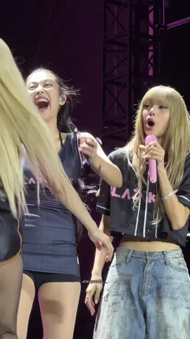 Rosé calling for photo time a second time after the encore ment when we just did it😂 #blackpink #lisa #rosie #jennie #jisoo 