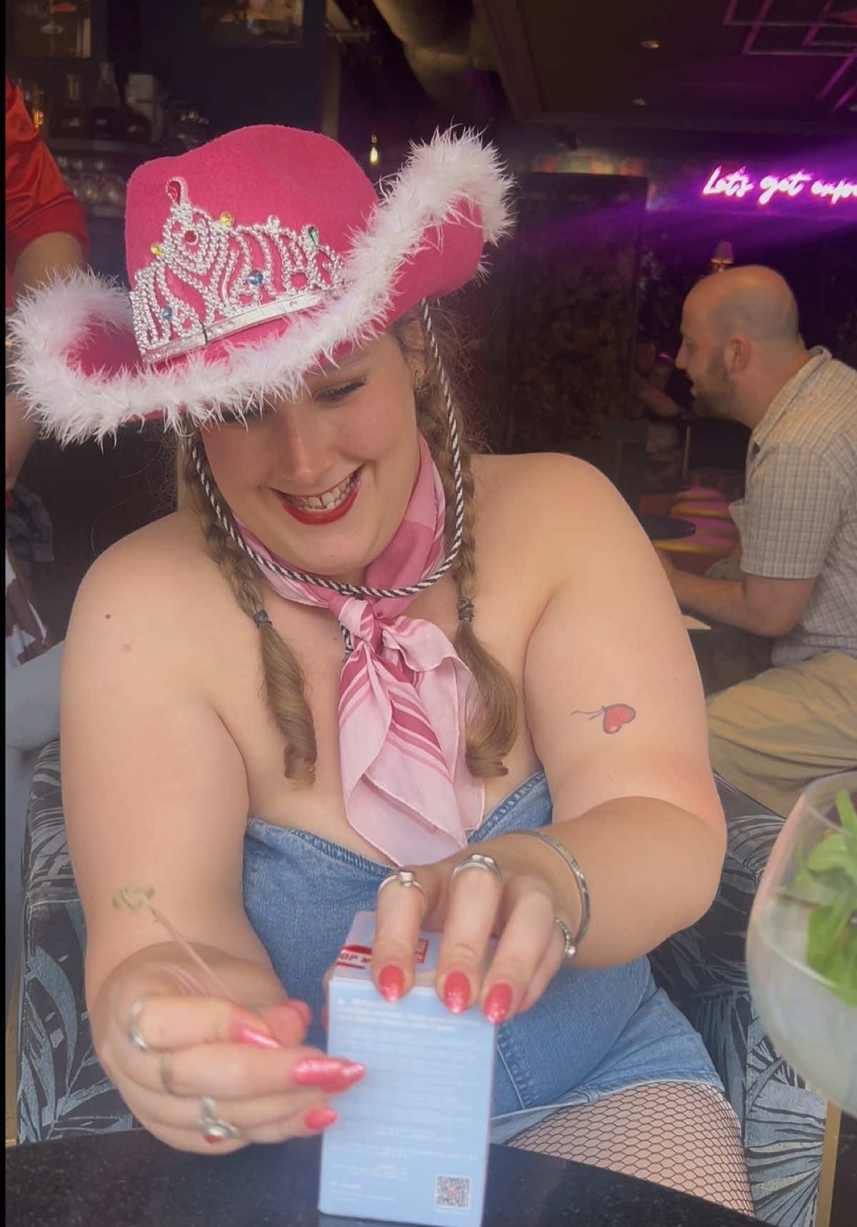 honestly iconic scenes me opening a blind box in the middle of a bar dressed as a cowgirl !? 🤠🥂💗 TO BE KNOWN IS TO BE LOVED ! #dimoo #weavingwonders #popmart #cowgirl #birthdaydrinks #popmartunboxing #blindbox #blindboxopening 