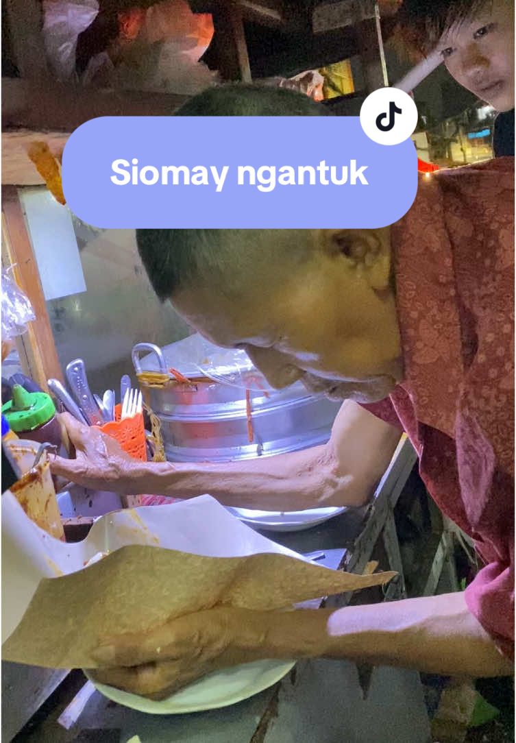 Temen temen ada yg suka beli siomay bapak bgantuk gak? Siomay nya enak, tp ngelayainnya sambil tdr, mungkin bapaknya ke capean jadi suka ngelayanin pembeli sambil tidur, jadi bersabar yaa klu pelayanannya lama, #siomay #siomayviral #kalianyar #jajan 
