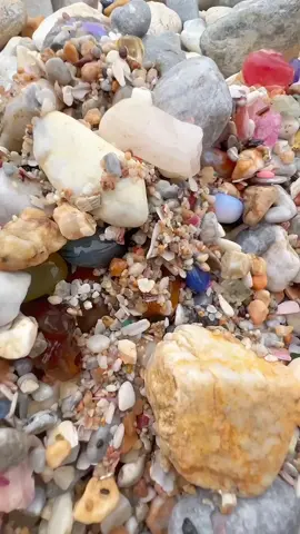 Rainbow Beach's Crystal Secrets, but beneath the sand lies a secret world of crystals.#gemstone #viralvideo #crystal #magnetism #magnetfishing #magnetism #pearl 