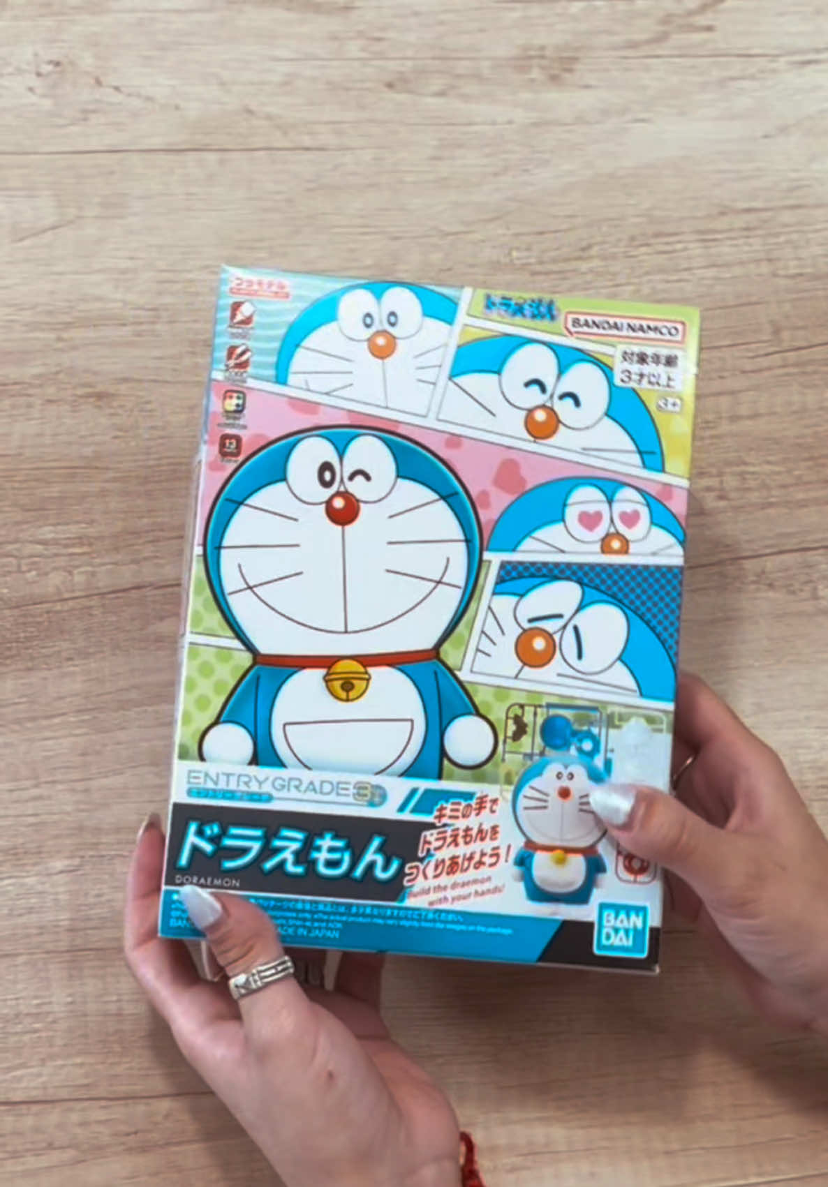 Montando nuestro primer model kit! 😍 Como nunca habíamos montado ninguno, hemos elegido este de Doraemon para empezar! 🩵 Ha sido bastante sencillo aunque nos han quedado algunos fallitos al cortar las piezas, pero ya lo iremos mejorando! 😊 #Doraemon #modelkit #bandai #gundam 