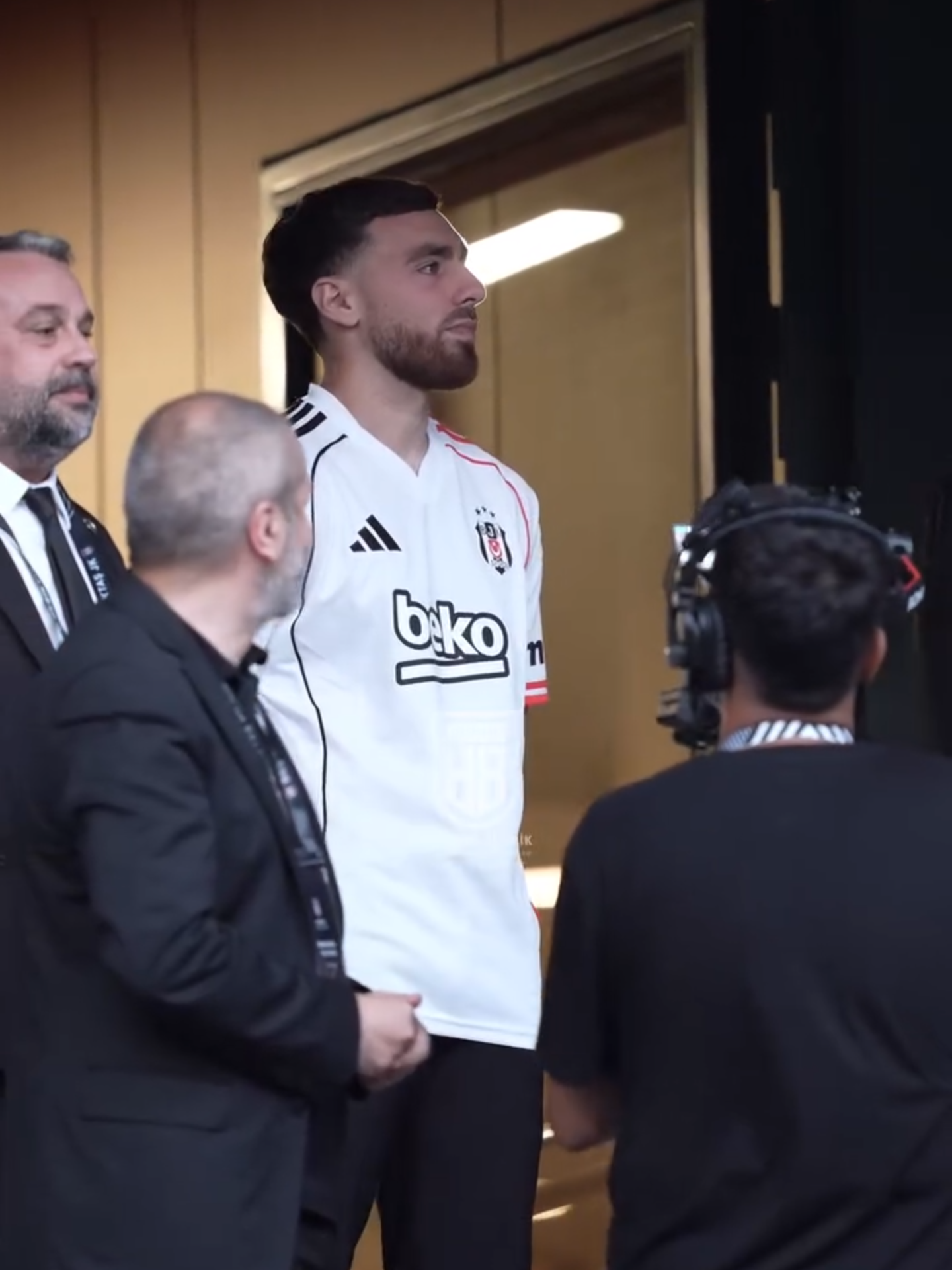 🦅 Orkun Kökçü, imza törenine gelen tribündeki binlerce Beşiktaşlı taraftarı görünce gözyaşlarını tutamadı. #OrkunKökçü #Beşiktaş
