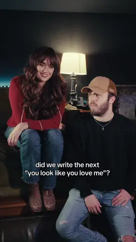 I finally found someone as crazy as me @blakewoodmusic ! what do you think?? #countrymusic #newmusic #ellalangley #youlooklikeyouloveme #rileygreen #country 