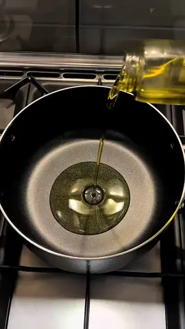 كبسة بالخضار والدجاج في قلبك 🤤👌 الطريقة:  بصل مقطع صغير ونحمر بالزيت  وعلبة صلصة الطماطم والبهارات المشكلة والماجي ونحرك ونضيف الدجاج المقطع ومنزوع الجلد ونضيف ورق غار وفلفل اخضر حار وليمون اسود ونحرك ونضيف مويه ونخليه الين يستوي الدجاج لمدة ٣٠ د  ونصفي الدجاج بصينيه الفرن ونضيف الخلطة الحمراء وهي عبارة عن زيت وملح وصلصة الطماطم وبهارات شوي وملون طعام اصفر وموية شوي ونخلط ونحطها فوق الدجاج ونضيف الخضار مع الرز ونخليها الين تستوي لمدة ٣٠ د  وهني وعافية عليكم 🤍 لاتنسون تستخدمون كود زيت محاسن EXD50 #explore #fyp #تصويري📸 #اكسبلور #طبخ #طبخاتي #طبخات_سهلة #عشاء #one_pot_recipes #عشاء_خفيف_وسريع #طبخات #كبسه #كبسة_سعودية #كبسة_نثريه #كبسة_حمراء #كبسة_بالخضار 