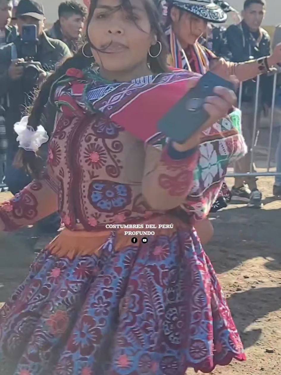 La hermosa Juana Chauca 💖💖 Hace Vibrar la Huaylia con Pasión y Tradición.  #takanakuy #takanakuyvstinku #runatinku #CHUMBIVILCAS #chumivilcana #costumbres #tradiciones #cultura