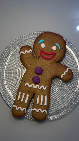 Como eu fiz o biscoito do shrek 🍪🏰👑 Biscoito: * ½ xícara de açúcar mascavo (peneirado) 65g * ﻿﻿100g de manteiga com sal (metade do tablete) * ﻿2 xícaras de farinha de trigo 220g * ﻿﻿1 OVO * ﻿Pitada de noz-moscada * ﻿﻿1 colher de sopa de gengibre em pó * ﻿1 colher de chá de canela em pó * ﻿﻿1 colher rasa de chá de fermento químico Cobertura: * glacê real * água  #shrek #gatodebotas #burroshrek #biscoitogengibre #desenhoanimado #receita #comendo 