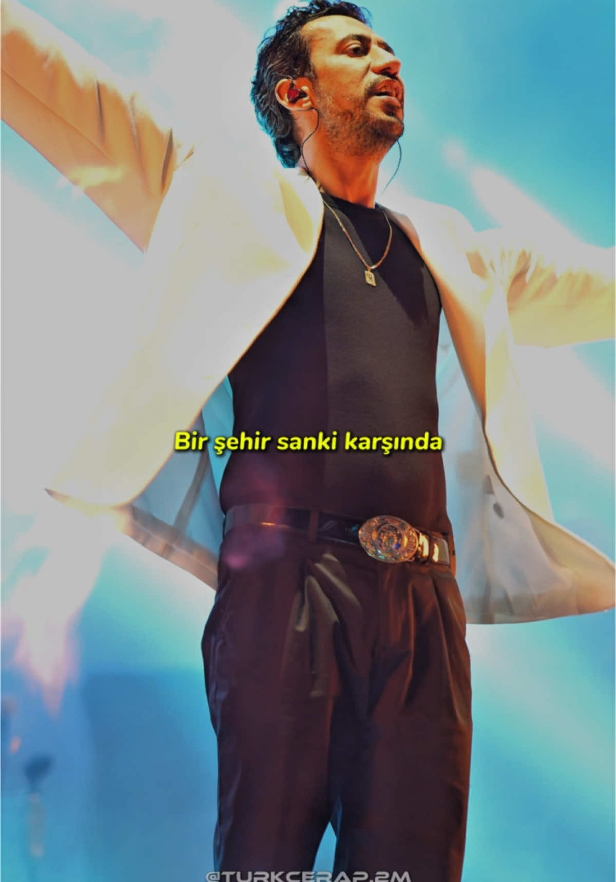 “Yanı başımda hep filizlenir bu umulmaz kahır Biter bir gün tüm çocuklukların, silah belinde kalır” ~ Daha fazlası içinn takipte kal 🌹 ~ @turkcerap.2m X @gazapizmanilacar   📸 @mrrumutt2  ~ #reels #instagram #rap #gazapizim