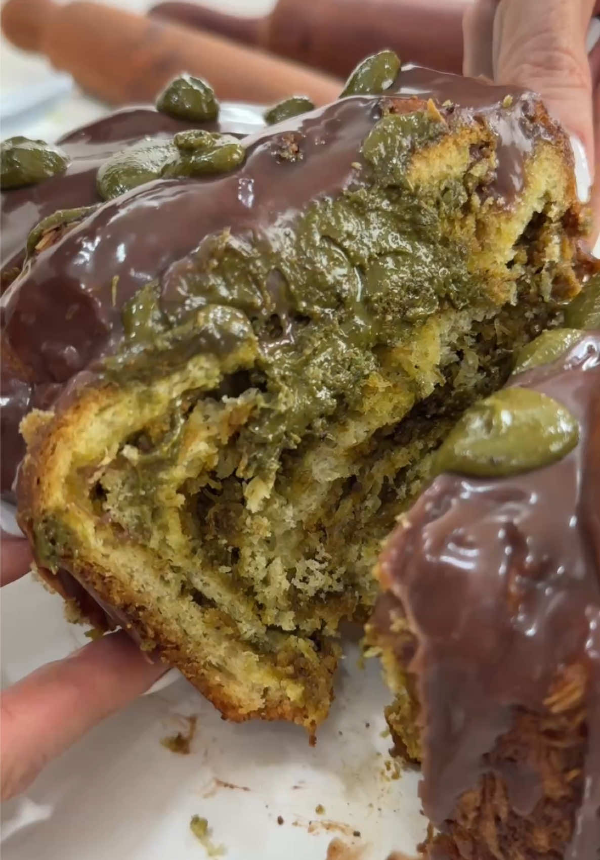 Babka Dubai🍫 🌿 La masa esponjosa y suave, pero lo que la hace inolvidable: kataifi crujiente con pasta de pistache y bañado en chocolate 🤩 Un contraste de texturas y sabores en cada mordida! Se volverá tu postre favorito. 🙌🏻 👀¿Qué otro postre se te ocurre hacer con esta pasta de pistache y kataifi tan viral en Dubái? 👩🏻‍🍳Etiqueta a tu cómplice pastelero.  ¿Quieres que te comparta la receta? Comenta “¡Sí quiero!” Y dulces besooos #kataifi #dubaichocolate #chocolate #pistache #panque #Receta #paulinabascal #dessert #relleno 