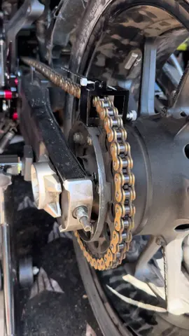If u do a lot of bike work, this is one tool that’s underrated!!! Gets you into the general area, from there fine tuning it is Cake:) . .  #fypシ゚viral #mt07 #yamaha #chaintool #alingment 
