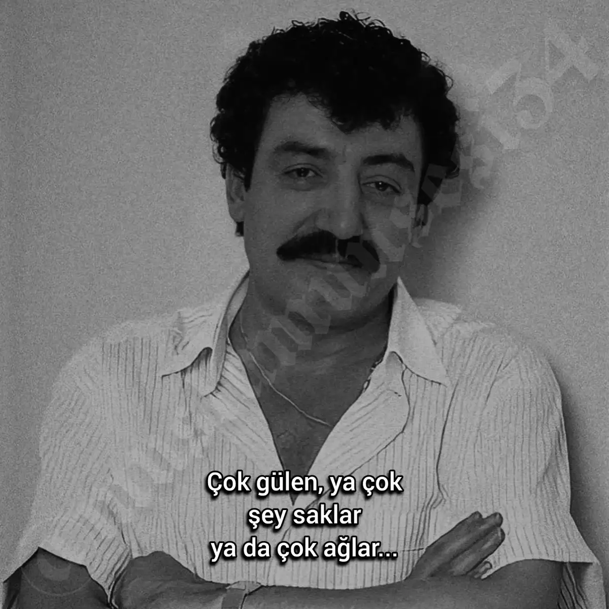 Kahkahasıyla neşeyi dağıtanların, içlerinde fırtınalar saklıdır. Çünkü bazı insanlar, gülerek susar… 💬 Soru: Sence en çok gülen insan mı, en sessiz duran insan mı daha derin yaralar taşır? 🎵 Şarkı: Müslüm Gürses – Unutamadım 📍Daha fazlası için: @muslumunsesi34 🫶 #muslumunsesi34 #müslümbaba #arabesk #damar #efkar #keşfetbeniöneçıkar #anlayanadert