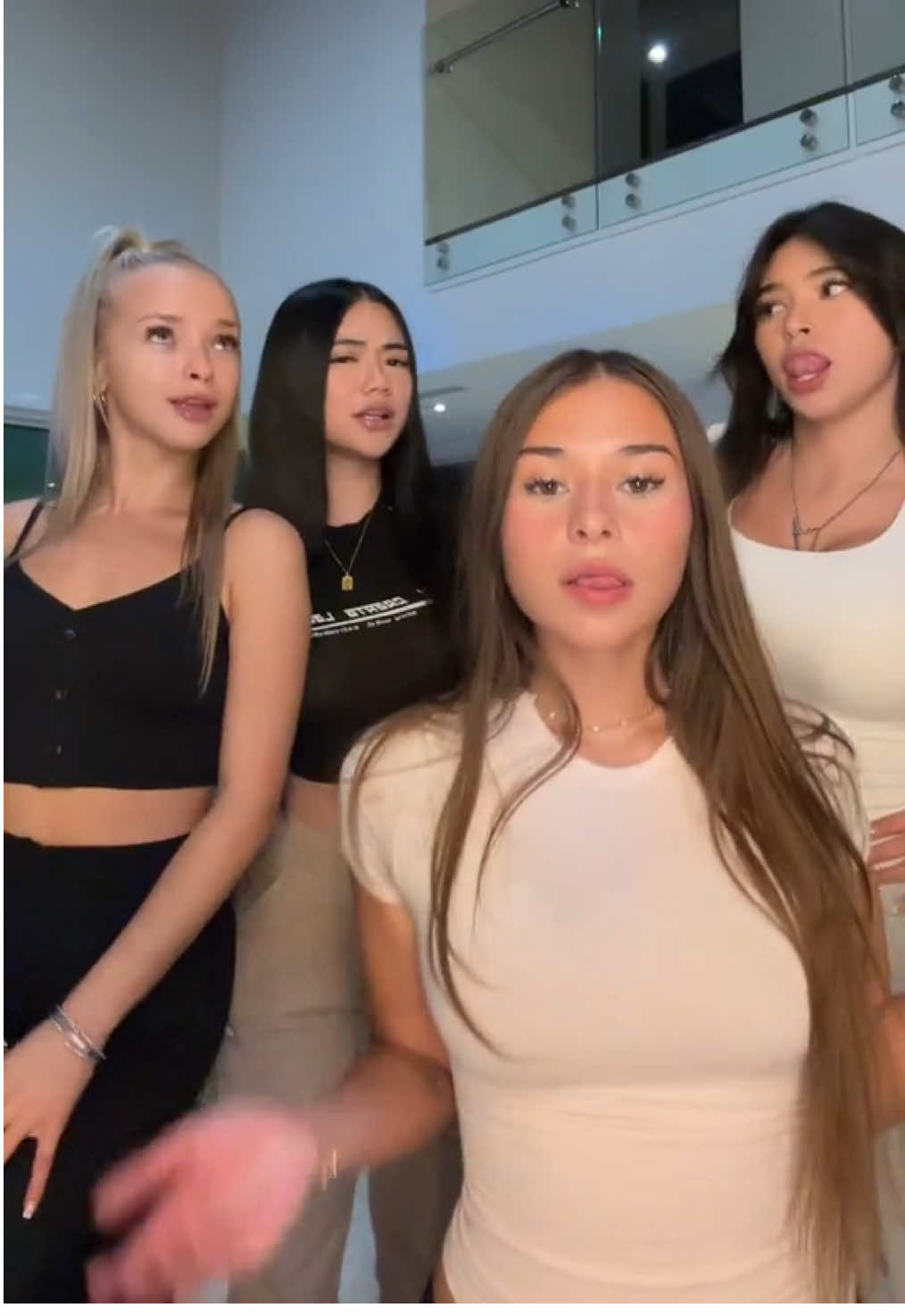 @Aishah Sofey @julia❣️ @Joyy.mei  