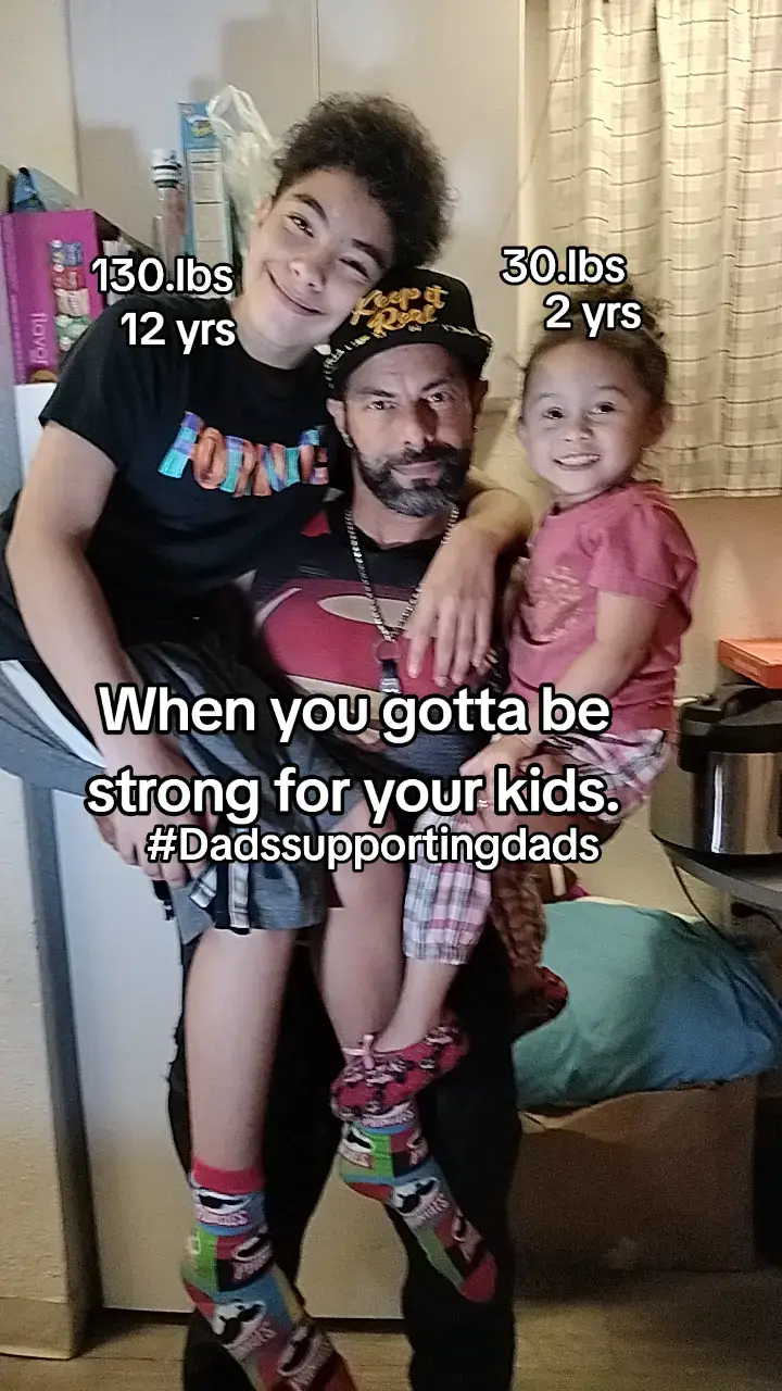 Showing my kids how strong i am and that I'm strong enough to protect them. #dadsupportingdads #parentsoftiktok #girldad #boydad #dad #dadsoftiktok #father #daughter #son #kids #beingstrongformykids 