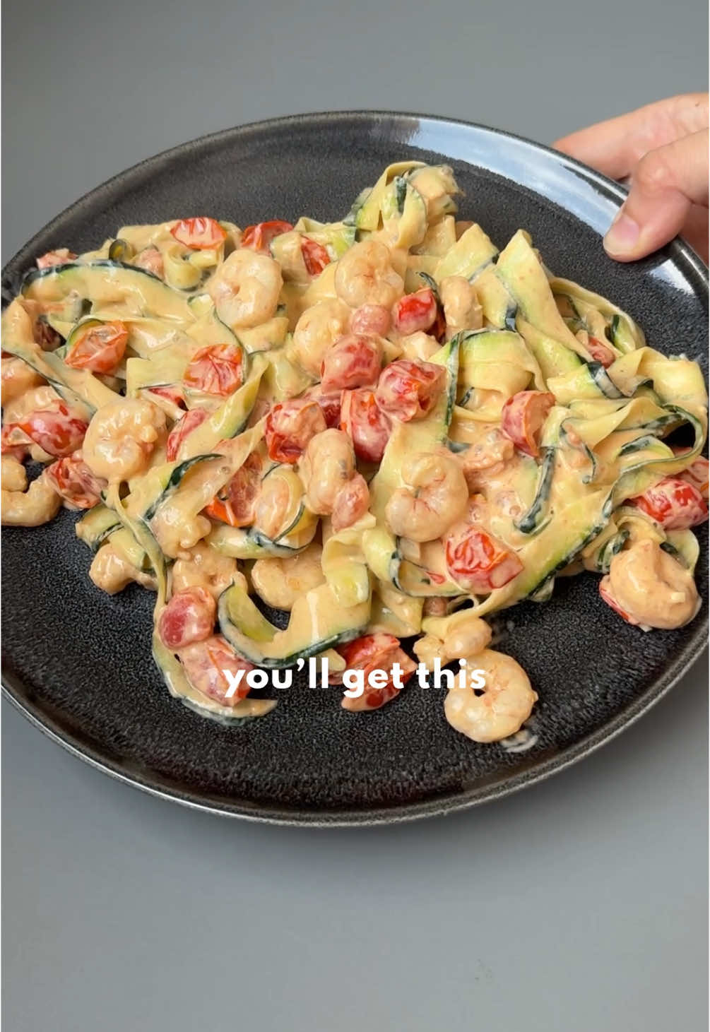 ZUCCHINI SPAGUETTI 🤤 INGREDIENTS:  ▪️1 large zucchini  ▪️A handful of cherry tomatoes  ▪️3.5 oz shrimp (peeled)  ▪️2 heaping tbsp cream cheese  ▪️Chopped garlic to taste ⏳ Total time:  👉🏻 10–15 minutes over medium heat in a pan 1️⃣ Slice the zucchini into thin strips and cut in half (like noodles).  2️⃣ In a skillet, sauté garlic in a bit of olive oil.  3️⃣ Add the cherry tomatoes and shrimp. Cook for a few minutes.  4️⃣ Add the cream cheese and zucchini strips.  5️⃣ Stir well and let everything cook for 10 more minutes. #zucchinirecipes #healthyrecipes #lowcarb #highfiber #shrimpdinner #quickmeals
