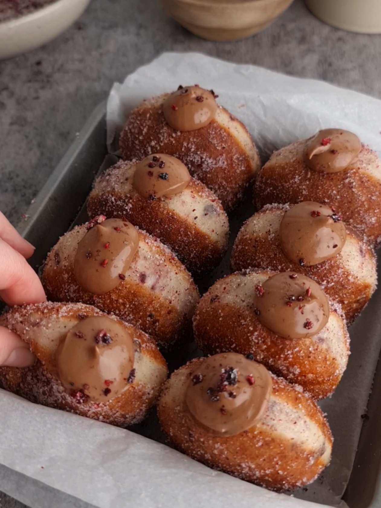 Beignets mûres et chocolat  Pour une vingtaine de beignets  500 g de farine 2 oeufs 200g de lait  50 g de sucre Zeste d'un citron  60 g de beurre  20 g de levure fraîche 1 cac de sel 80g de mûres  Mélanger tout ingrédients sauf les mûres, pétrir une dizaine de minutes  Ajouter les mûres et mélanger délicatement. Laisser pousser environ 1hr  Dégazer la pâte puis diviser en 12 pièces  Laisser pousser une seconde fois avant de frire. Pour la crème au chocolat : 400g de lait  3 jaunes d'œufs  60g de sucre  30g de maïzena  60g de beurre  200g de chocolat noir  Mélanger les jaunes d’œufs avec le sucre, la maïzena et le lait Transférer sur le feu et cuire jusqu’à ébullition  Hors du feu ajouter le beurre et le chocolat  Filmer au contact et laisser refroidir  Fouetter avant de garnir les beignets  🇬🇧 Blackberry and Chocolate Fritters Makes about 20 fritters 500g flour 2 eggs 200g milk 50g sugar Zest of 1 lemon 60g butter 20g fresh yeast 1 tsp salt 80g blackberries Combine all ingredients except the blackberries and knead for about 10 minutes. Add the blackberries and mix gently. Let rise for about 1 hour. Deflate the dough, then divide into 12 pieces. Let rise a second time before frying. For the chocolate cream: 400g milk 3 egg yolks 60g sugar 30g cornstarch 60g butter 200g dark chocolate Mix the egg yolks with the sugar, cornstarch, and milk Place on the stovetop and cook until boiling Remove from the heat and add the butter and chocolate Cover with cling film and let cool Whisk before filling the doughnuts