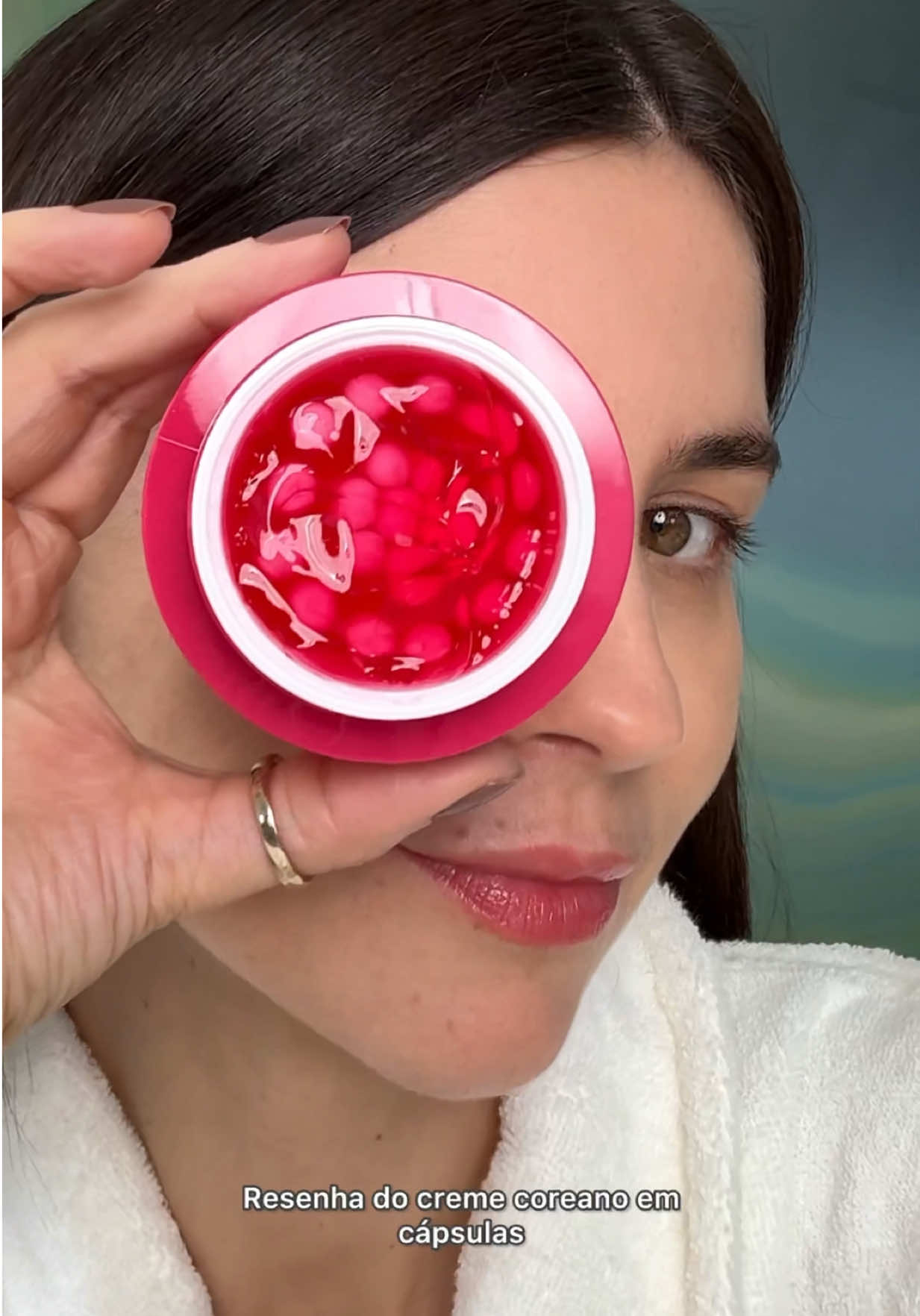 Resenha do creme coreano em cápsulas que está entre os meu favoritos pra tratar manchas ⠀ A fórmula combina ácido tranexâmico 99% puro e 5% de niacinamida, dois ativos potentes no clareamento de manchas. As cápsulas se rompem na hora da aplicação, liberando os ativos que ajudam a uniformizar o tom, fortalecer a barreira e devolver o viço da pele. ⠀ O gel vermelho que envolve as cápsulas é rico em ácido hialurônico, ceramida NP, glutationa e alfa-arbutin — uma base hidratante, antioxidante  e calmante, que equilibra a pele e reforça a ação dos ativos da cápsula. ⠀ A textura é leve, fácil de espalhar, e o sensorial é delicioso. E o melhor: mesmo sendo potente, ele não arde, não irrita e ainda entrega aquele glow que a gente ama. #skincare #skincareroutine #skincarereview #skincaretips #koreanskincare #korean #medicube #kbeauty #kbeatyskincare 
