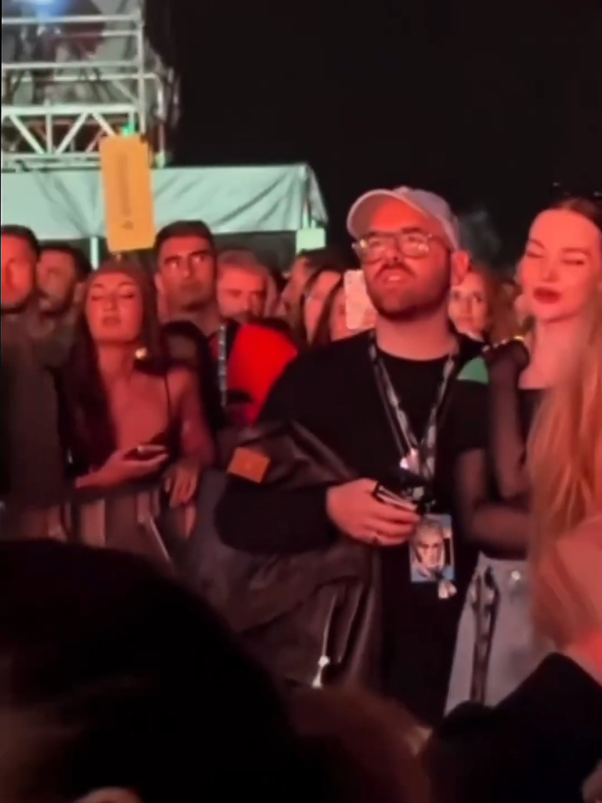 Solo una donna può guardare in questo modo ..😂🤦‍♀️ Dove Cameron canta 