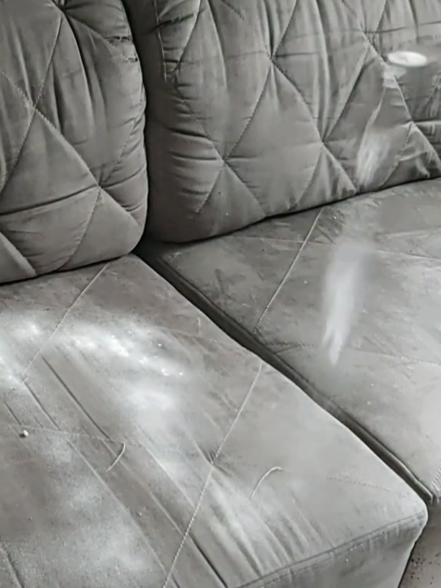 É Só Jogar Bicarbonato no Sofá e veja a Mágica Acontecer #limpeza #sofa #bicarbonato 