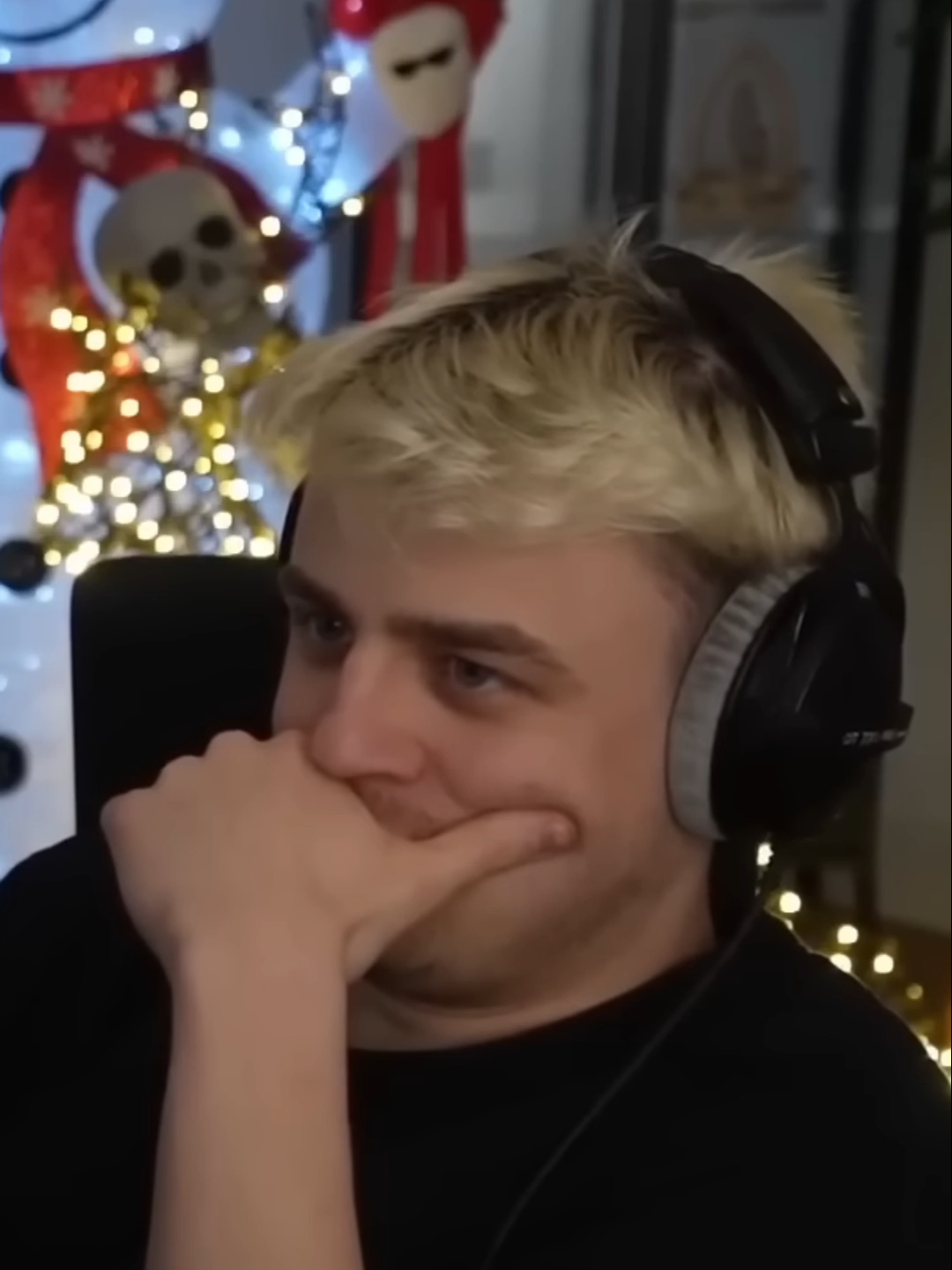 63 GB Download?! Streamer Rastet Aus! 😂 Wir reagieren auf die schockierende Downloadgröße des Spiels! Basti ist fassungslos, als er die 63 Gigabyte sieht. Erleben Sie Bastis amüsante Reaktion und seine Entscheidung, stattdessen Minecraft zu spielen. Ein humorvolles Gaming-Erlebnis! #GamingReaction #Basti #DownloadSize #63GB #Minecraft #Streamer #FunnyGaming #GameDownload #GamingCommunity #Gaming